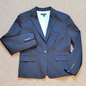 Classic Notch One Button Navy Blazer with Flap Pockets Button Details